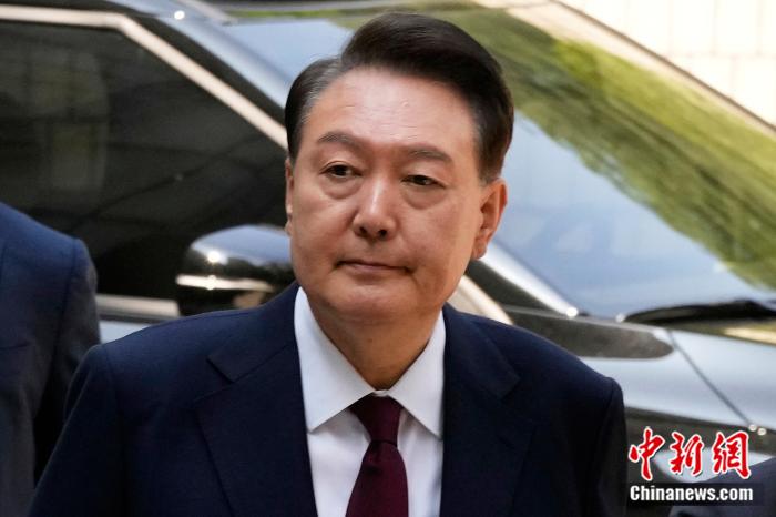 当地时间2025年5月12日，韩国首尔，因被控策划叛乱而(🙏)受到审判的前总统尹锡悦抵达首尔中央地方法院。图/视觉中(🈶)国